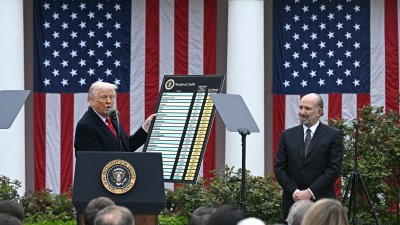 Con listado en mano, Trump desglosa aranceles recíprocos con varios países